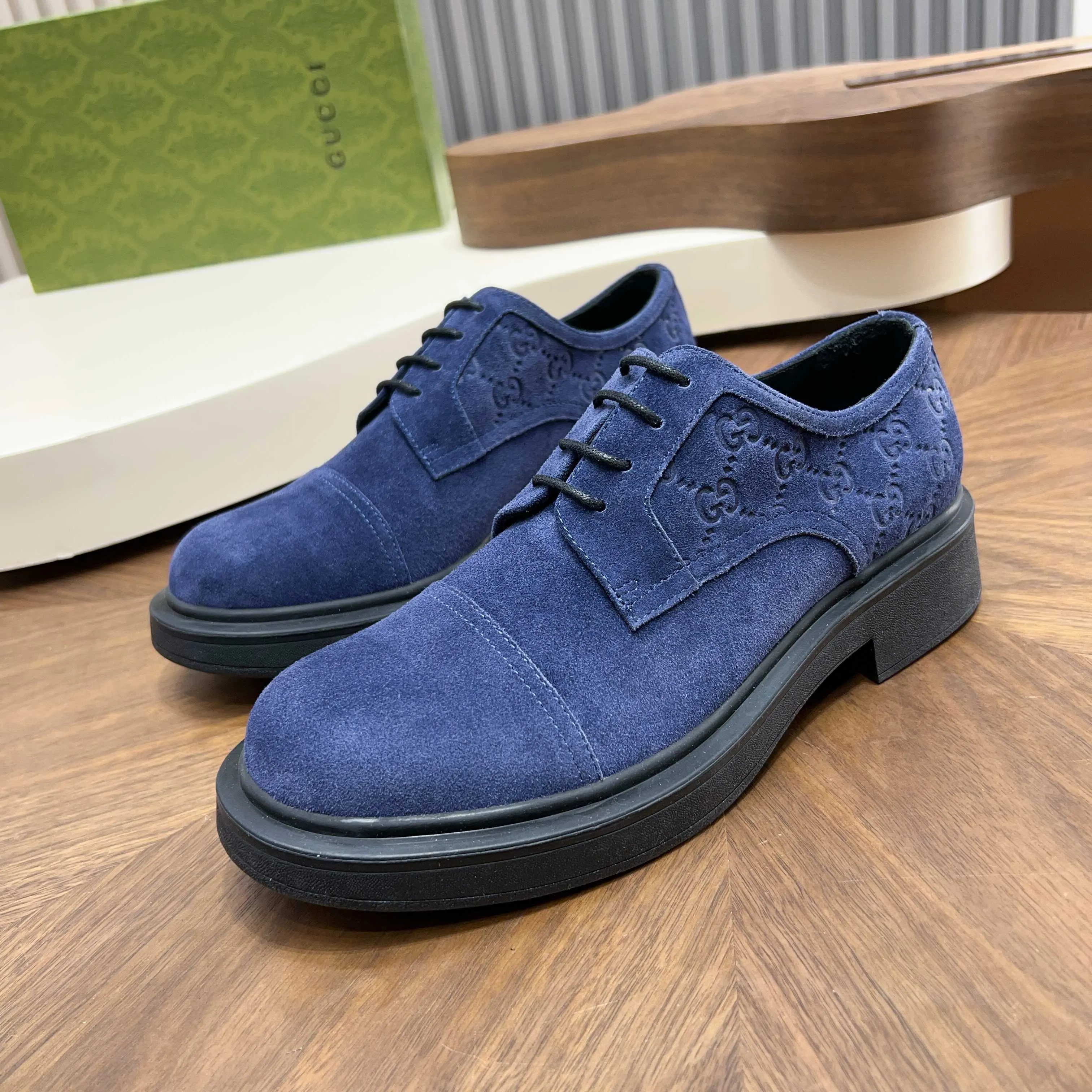 💰780 Gucci/Gucci new men’s lace-up shoes with GG details, matte cow leather derby shoes! The design of this men's lace-up shoe is rooted in the brand's heritage. Crafted from premium waxed cow leather, it is embellished with GG printed embossed suede leather details, a nod to Gucci's iconic monogram. The rubber sole decorated with GG pattern adds a touch of modern fashion to this design. Typical three-joint style design. European and American classic version, full calfskin lining. The overall upper texture is soft and the lining is comfortable and breathable. 2CM thickened soft rubber sole, easy to control. Versatile and stylish upper foot, multiple colors available to meet different matching needs, complete package! Size: 39-40-41-42-43-44 leather shoe size (38.45.46 can be customized)